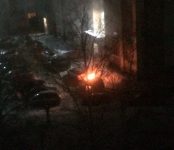 Фотофакт: «Нива» сгорела во дворе дома в Бердске