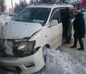 Автоледи на микроавтобусе таранила ПАЗик с рабочей сменой птицефабрики в центре Бердска