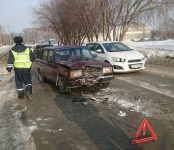 Малолетки на «Мазде» разбили «семёрку» в Бердске и скрылись с места происшествия