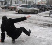 Гололед в Новосибирске: количество травмированных пешеходов растёт