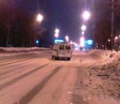 Неустановленный водитель на белой «Королле» таранил «Газель» скорой помощи в Новосибирске и скрылся с места происшествия