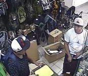 Полиция просит опознать воров охотничьего магазина в Бердске