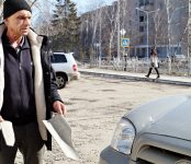 Сыпется шифер на припаркованные автомобили в центре Бердске