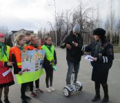 Сотрудники ГИБДД и школьники рассказали жителям Бердска о средствах яркой безопасности
