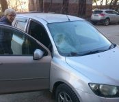 Каменная глыба свалилась на автомобиль в Бердске