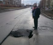 Обнаружил новый провал на дороге во время объезда города мэр Бердска