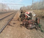 Поезд уничтожил трактор под Новосибирском вместе с трактористом