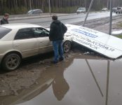 Указатель расстояний рухнул на машину на трассе в Бердске