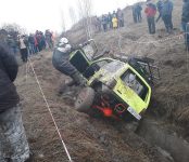 Топили джипы в грязи и лужах автогонщики в Бердске