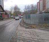 Домовладелец из Бердска поставил забор на пешеходном тротуаре