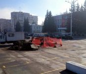 Рабочие КБУ устраняют последствия коммунальной аварии около администрации Бердска