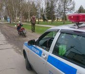 Скутериста с правами тракториста остановили сотрудники ГИБДД в Бердске
