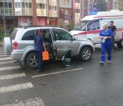 Женщину с зонтиком сбила «Тойота» на «зебре» в Бердске