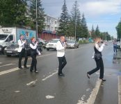 Ансамбль Павла Шаромова прошёлся по пешеходному переходу в Бердске с песней Beatles 