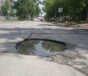Дорожные службы устранят опасные ямы на ул. Герцена в Бердске 