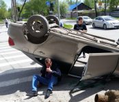 «Гонщик» на Toyota Allion снёс светофор в Бердске и перевернулся