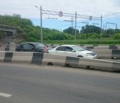 Лёгкое столкновение авто под мостом в Бердске спровоцировало немалую пробку на трассе Р-256