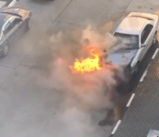 В Кировском районе Новосибирска загорелся Mercedes-Benz (видео)