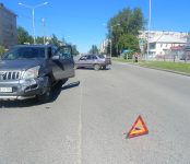 «Тойота Лэнд Крузер» таранила «дуплет» на перекрёстке в Бердске 