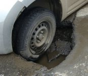 Попавшему в яму водителю заплатит за ремонт машины хозяин дороги