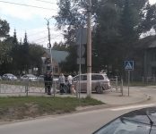 Девушка на иномарке в Бердске едва не заехала в парк через забор