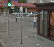 Пешеход пробил голову, влетев в дорожный знак в Новосибирске