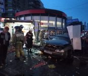 Молодой водитель «Mercedes-Benz» сбил киоски в Новосибирске, смертельно травмировав пешехода