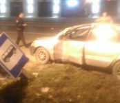 Видеофакт: «Мицубиси Лансер», уходя от полицейской погони, сбил столб в центре Бердска 