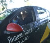 У дома №13 на ул. Пионерской в Бердске полиция задержала неадекватного водителя «Яндекс-такси»