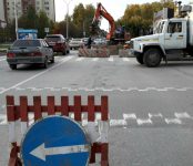Из-за коммунальной аварии КБУ ограничило движение по улице Лунной в районе «Семи ветров» в Бердске