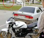 Мотоциклист в Бердске наехал на «Ниссан» и не пострадал
