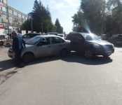 Выезжая с парковок в Бердске, автолюбители попадают в нелепые ДТП 