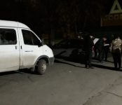 Оперативники наркоконтроля надели наручники двум мужчинам из чёрного «Рено» в Бердске 