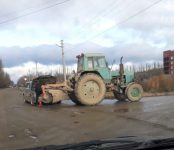 Легковушка врезалась в трактор в районе двух «Орбит» в Бердске