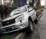 «Toyota RAV-4» подпрыгнул, наехав на поребрик, и заехал в выгребную яму в Бердске