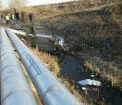 В Новосибирской области ВАЗ рухнул в реку: водитель погиб
