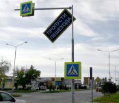 Фотофакт: Дорожный указатель повис над пешеходным переходом в Бердске 