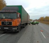 Водитель грузовика и пассажирка «копейки» погибли на трассе в Новосибирской области