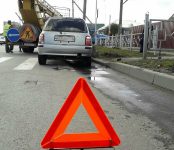 Девушка на «Ниссане» снесла пешеходное ограждение на перекрёстке в Бердске 