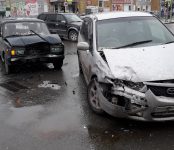 Жёсткое столкновение ВАЗа и «Мазда» в центре Бердска обошлось без пострадавших
