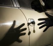 В Новосибирске полицейские раскрыли угон автомобиля с СТО