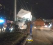 Пассажирка грузового «Хёндэ» скончалась после наезда авто на столб в Новосибирске