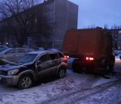 Мусоровоз наехал на «Тойоту», а девушка на легковушке таранила «УАЗ-буханку» в Бердске