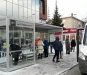 Прозрачный остановочный павильон установили в Бердске