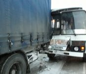 Семь пассажиров пострадали в результате столкновения автобуса с фурой в Бердске