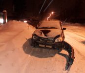 «Тойота» сбила дорожный знак про пешеходов в Бердске