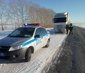 Инспекторы ГИБДД помогли замерзающим на трассе дальнобойщикам в Новосибирской области