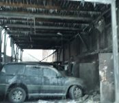 Сгорели четыре автомобиля в пристройке к СТО недалеко от пожарной службы в Микрорайоне Бердска