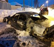 Второй автомобиль «Mitsubishi» сгорел из-за короткого замыкания вечером в Бердске