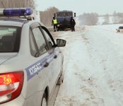 В Кузбассе сотрудники ГАИ помогли выбраться из снежного плена жителям НСО